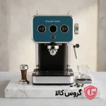 دستگاه اسپرسوساز Russell Hobbs با نازل بخار و پرتافیلتر حرفه‌ای روی میز چوبی