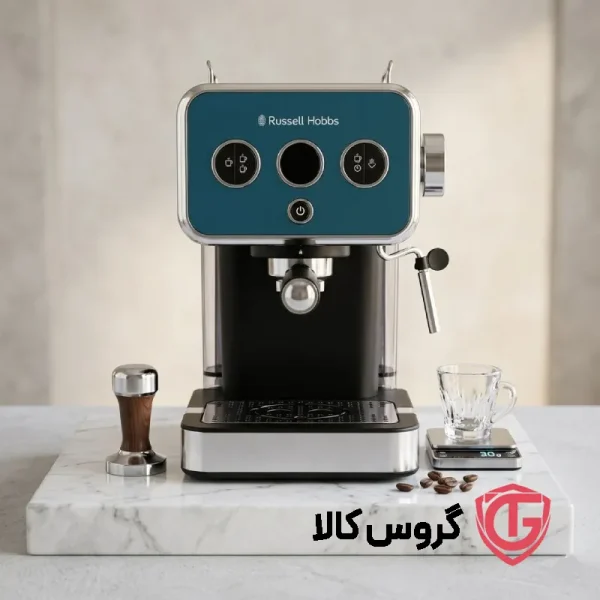دستگاه اسپرسوساز Russell Hobbs با نازل بخار و پرتافیلتر حرفه‌ای روی میز چوبی