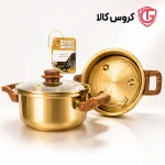 قابلمه طلایی لوکس با درب شیشه‌ای و دسته چوبی در حال پخت غذا روی اجاق گاز