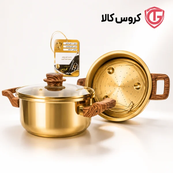 قابلمه طلایی لوکس با درب شیشه‌ای و دسته چوبی در حال پخت غذا روی اجاق گاز